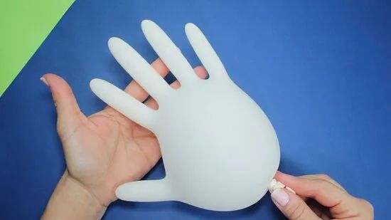 Bước 1: Thổi phồng một chiếc găng tay dùng một lần.