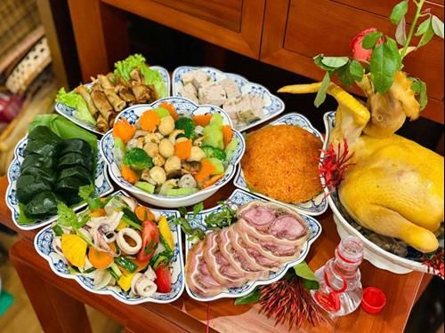 Nếm thử món ăn trước khi bày lên bàn thờ