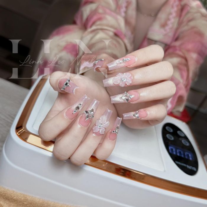 Hình ảnh 2 ghi lại không gian và mẫu móng tại Linh Leo - Nail Huế