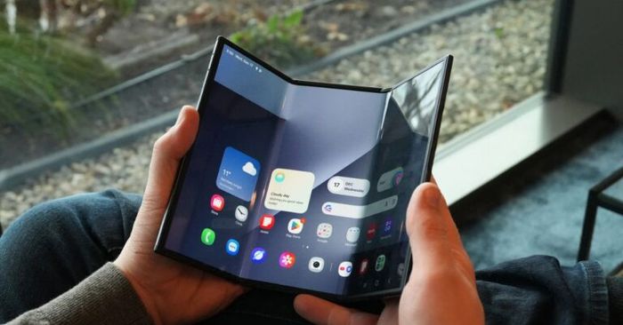 Galaxy Z TriFold - chiếc smartphone gập ba sáng tạo mới nhất.