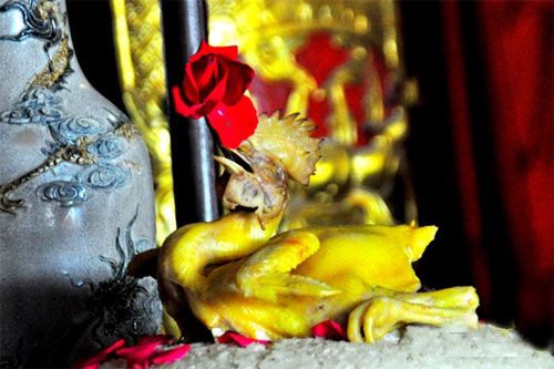 Cúng gà trong đêm Giao thừa, đầu gà nên quay vào trong hay ra ngoài? Hình ảnh minh họa.