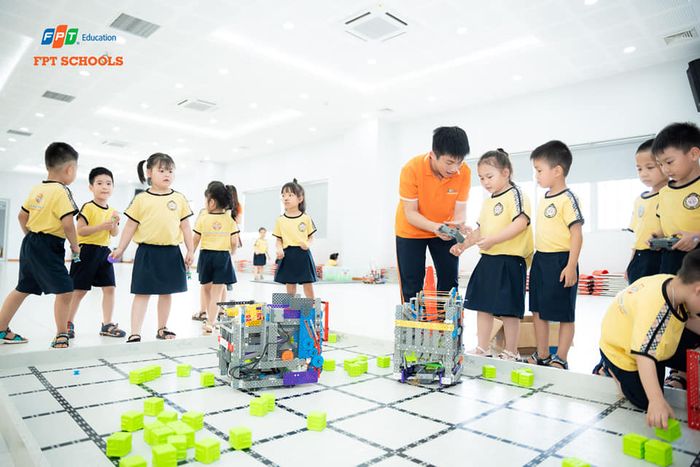 Trường Mầm Non Tuổi Thần Tiên ảnh 1 – Hình ảnh trẻ em học tập tại môi trường sáng tạo.
