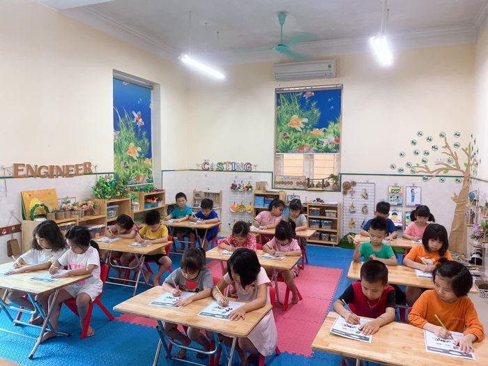 Hình ảnh của Trường Mầm non Hoa Súng, nơi tạo ra môi trường học tập thân thiện và an toàn cho trẻ, được thiết kế đầy đủ tiện nghi để hỗ trợ sự phát triển toàn diện của các em.