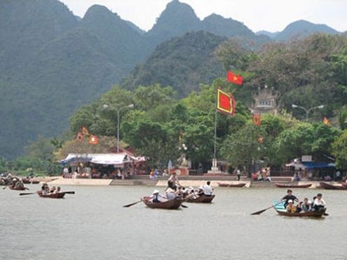 Lễ hội chùa Hương vào đầu năm là một phần quan trọng trong văn hóa dân gian của người Việt, là dịp để mọi người tìm về với cõi Phật và tham gia vào những hoạt động tâm linh đặc sắc.