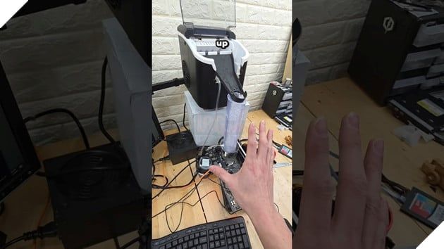 YouTuber sáng tạo một hệ thống tản nhiệt PC độc đáo sử dụng... máy làm đá