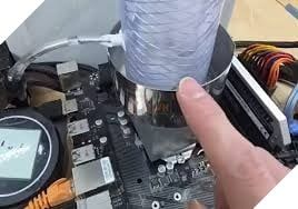 YouTuber sáng tạo một hệ thống tản nhiệt PC với... máy làm đá 2