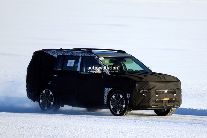 facelifted-2027-hyundai-santa-fe-spied-rocking-new-infotainment-system_6.jpg