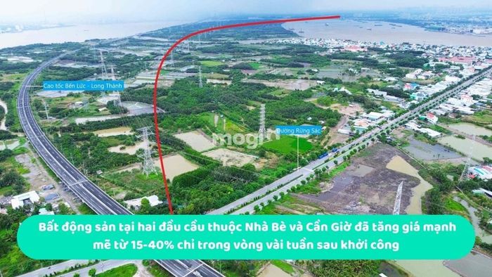 Bất động sản tại hai đầu cầu ở Nhà Bè và Cần Giờ đã chứng kiến đợt tăng giá mạnh mẽ từ 15-40% kể từ khi khởi công.