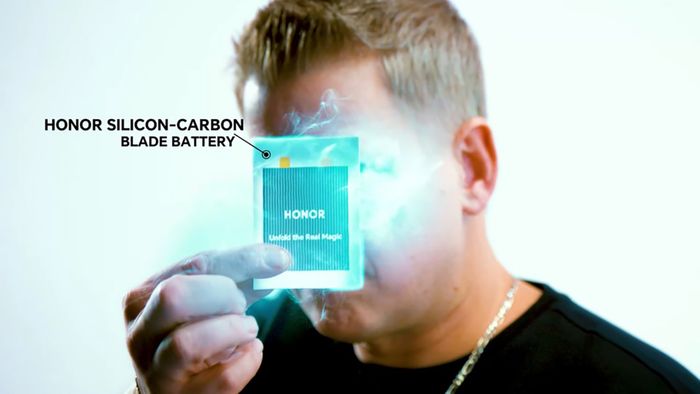 Teaser mới của HONOR tiết lộ viên pin dung lượng cao vượt trội trên Magic V6.