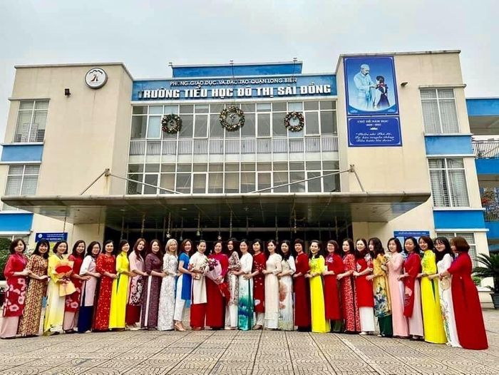 Hình ảnh của Trường Tiểu học Đô thị Sài Đồng thể hiện sự hiện đại và trang trọng, một nơi mà học sinh có thể học hỏi và phát triển trong môi trường tuyệt vời.