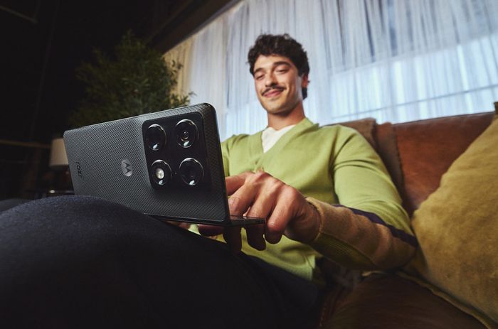 Chiếc điện thoại gập ngang của Motorola mang lại trải nghiệm sử dụng đầy ấn tượng.