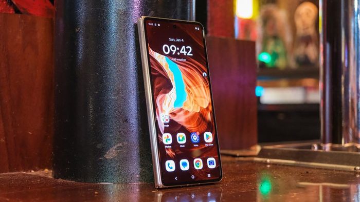 Motorola Razr Fold là mẫu điện thoại đầu tiên được trang bị kính cường lực mới từ Corning
