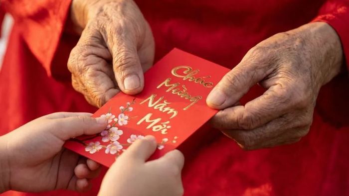 Người xông đất nên mang theo lì xì hoặc quà tặng gia chủ tượng trưng cho may mắn (Nguồn: Tạp chí Thương Gia)