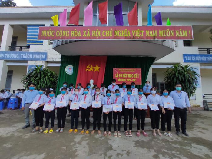 Hình ảnh 2 ghi lại khung cảnh Trường THCS & THPT Phạm Kiệt