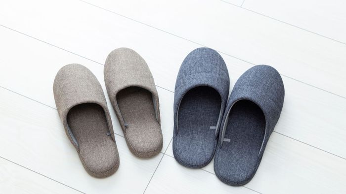 Quà 8/3 cho bà phục vụ sinh hoạt hằng ngày: dép đi trong nhà