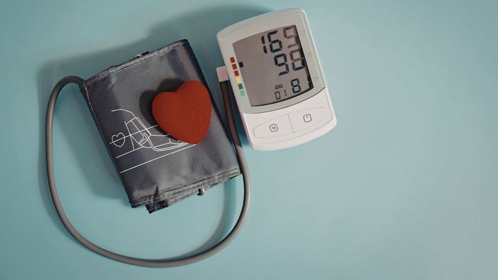 Quà 8/3 chăm sóc sức khỏe cho bà: máy đo huyết áp