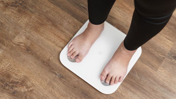 Quà 8/3 chăm sóc sức khỏe cho bà: Cân điện tử