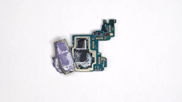 Galaxy S26 Ultra được trang bị lớp keo tản nhiệt bôi trực tiếp lên cụm chip nhớ lưu trữ và RAM.