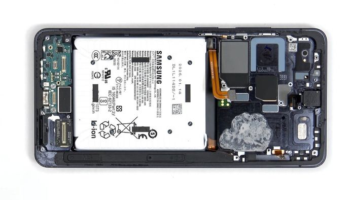 Samsung đã thiết kế viên pin trong một túi kéo với các cạnh được đánh dấu rõ ràng, thay vì các dải keo dán khó tháo.