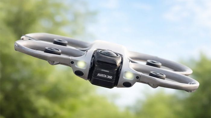 DJI Avata 360 được trang bị hệ thống thấu kính bảo vệ dạng vặn, cho phép người dùng tự thay thế khi cần.