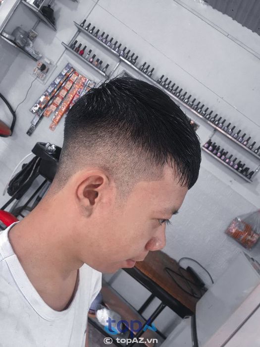 Đội ngũ thợ cắt tóc tại Salon tóc Vy Kiều luôn sẵn sàng lắng nghe và tư vấn nhiệt tình để đáp ứng các yêu cầu của khách hàng.