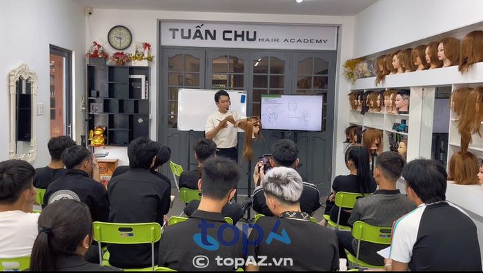 Hair Salon Tuấn Chu giúp bạn thay đổi phong cách với những màu tóc nổi bật và ấn tượng.