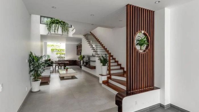 Cầu thang trong nhà ống nên được đặt sát tường, tránh đặt ở giữa nhà để không gây cản trở sinh khí lưu thông (Nguồn: Phong thủy tử vi)