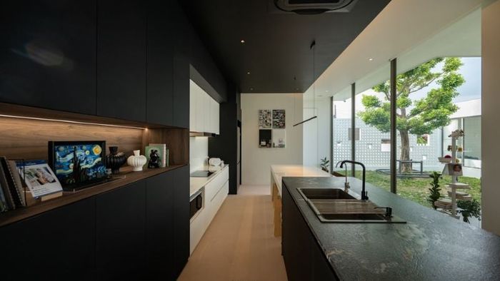 Bạn nên bố trí thêm cây xanh và sử dụng cửa kính để cân bằng năng lượng trong nhà, tạo sự hài hòa và thoải mái. (Nguồn: Happynest)