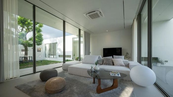 Gia chủ nên sử dụng cửa kính để tăng cường ánh sáng và làm không gian trở nên thoáng đãng hơn. (Nguồn: Báo Dân Việt)