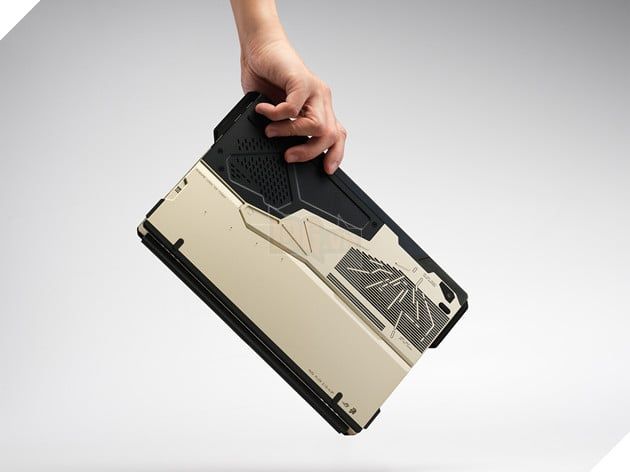 Một bàn tay đang nâng chiếc laptop ROG Plow Z13 màu đen bóng bẩy, nổi bật với họa tiết hình học độc đáo trên bề mặt. Nội dung được tạo bởi AI có thể không hoàn toàn chính xác.