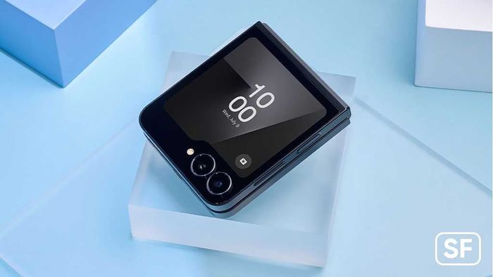 Thay cho màn hình phụ hình chữ nhật quen thuộc, mẫu smartphone gập này sử dụng màn hình tròn tương tự thiết kế trên các dòng Galaxy Watch.