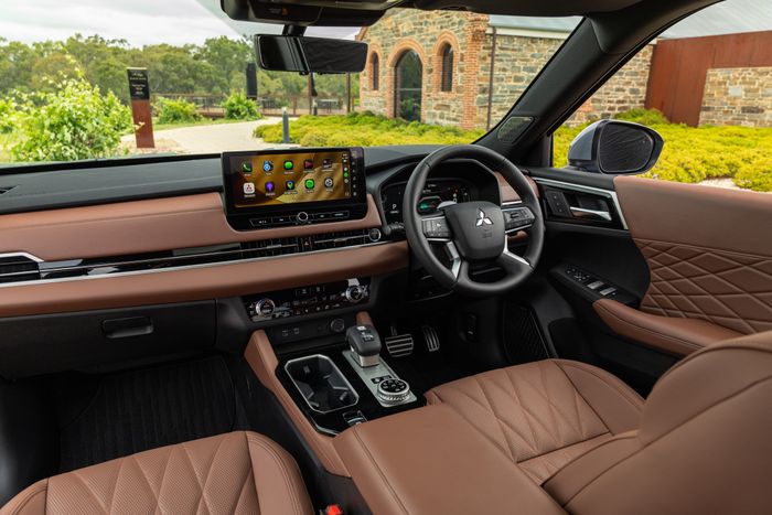 updated-mitsubishi-outlander-phev-arrives-at-dealers-heres-how-much-it-costs_23.jpg