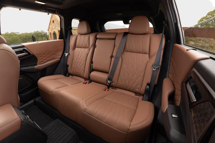 updated-mitsubishi-outlander-phev-arrives-at-dealers-heres-how-much-it-costs_15.jpg