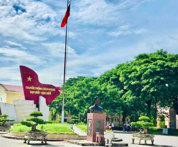 Hình ảnh Trường THPT Nguyễn Đình Chiểu - Mỹ Tho 1