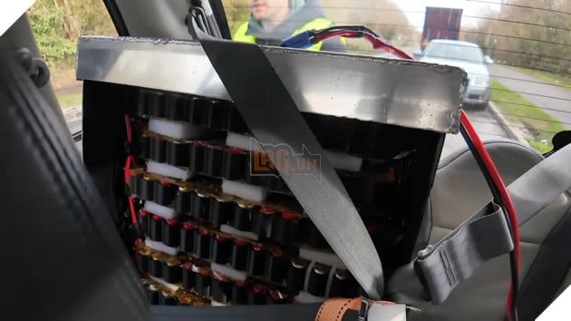 Kỹ sư người Anh chế tạo ô tô chạy bằng... 500 viên pin từ thuốc lá điện tử đã qua sử dụng 2