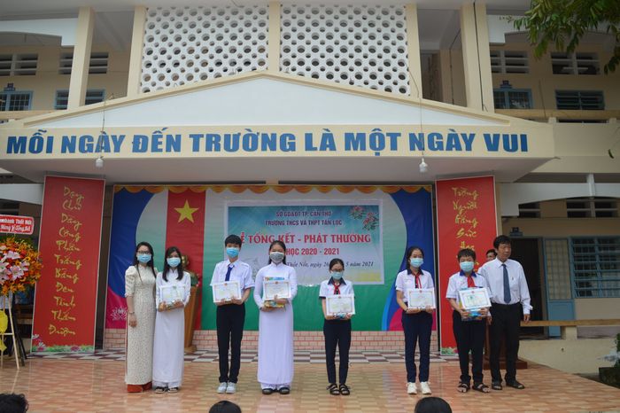 Trường THCS và THPT Tân Lộc - hình 1