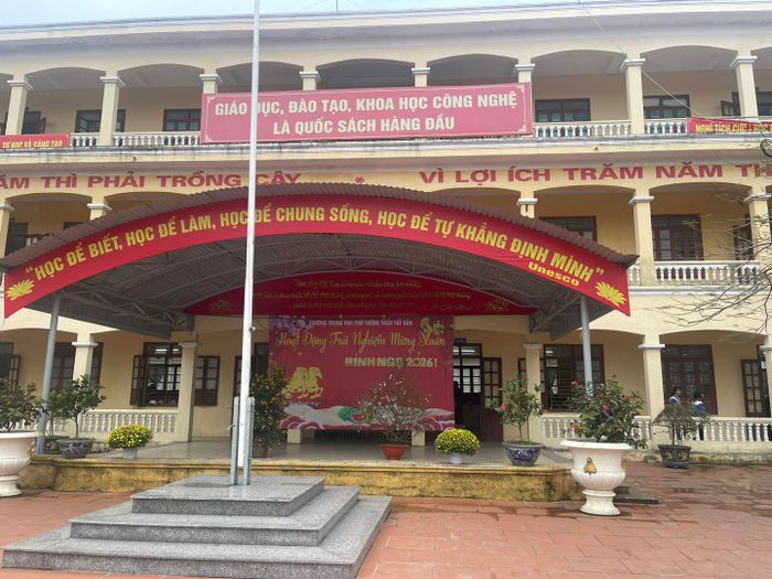 Trường THPT Trần Tất Văn hình ảnh 1