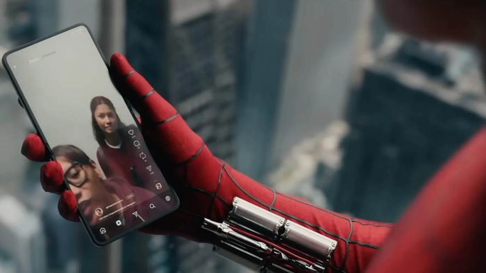 Dường như Người Nhện đang sử dụng một chiếc điện thoại không phải của Sony.