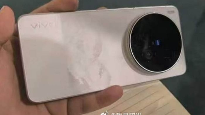 Điện thoại sở hữu một cụm camera hình tròn khá lớn ở mặt lưng