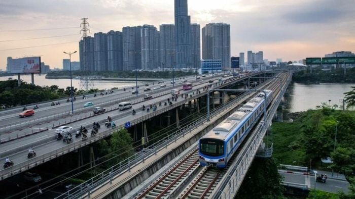 Tuyến đường sắt Thủ Thiêm - Long Thành được xây dựng theo mô hình đường sắt đô thị hiện đại, sử dụng khổ đường tiêu chuẩn 1.435 mm và hệ thống đường đôi điện khí hóa.
