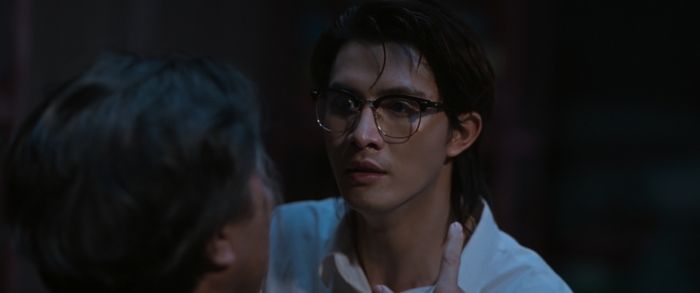 Có vẻ như Chí đang che giấu một bí mật đen tối nào đó.