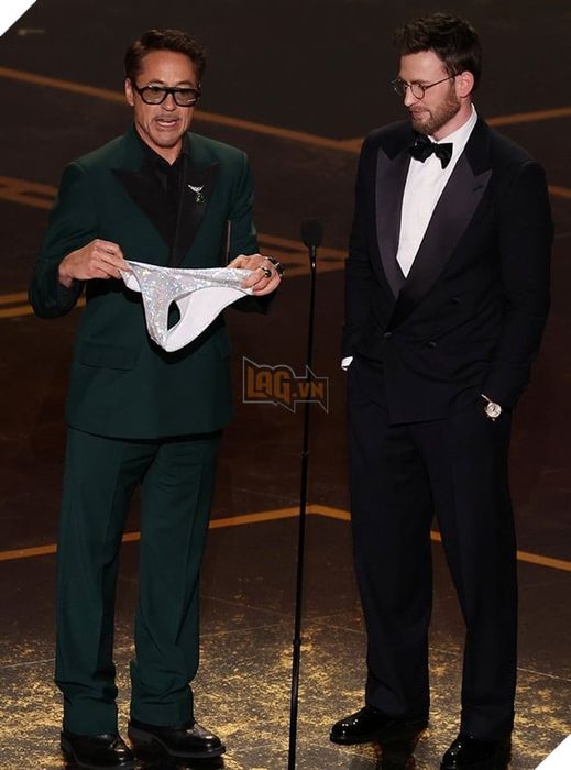 Hình ảnh của hai ngôi sao nổi tiếng, Robert Downey Jr. và Chris Evans, tái ngộ trên sân khấu Oscar 2026.