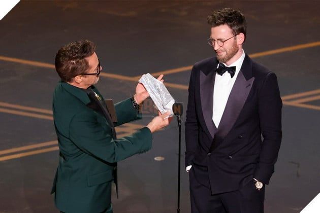 Hình ảnh của Robert Downey Jr. và Chris Evans tại lễ trao giải Oscar 2026.