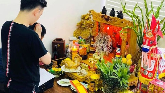 Gia chủ hoặc người đại diện thắp nhang và đọc văn khấn nhập trạch.