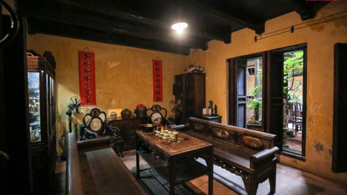 Các vật dụng bằng gỗ như bàn ghế, giường, tủ… không chỉ phù hợp với phong cách kiến trúc truyền thống của nhà gỗ mà còn góp phần tạo ra không gian ấm áp và gần gũi.