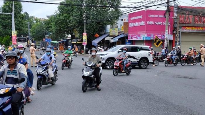 Ngã tư Nguyễn Khuyến Trảng Dài không chỉ là một điểm giao thông quan trọng mà còn có ảnh hưởng lớn đối với sự phát triển kinh tế và xã hội của khu vực.