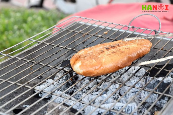 Banh-mi-nuong-muoi-ot-meox2-Mytour