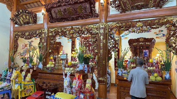 Cần duy trì việc thắp hương và dọn dẹp nhà thờ đều đặn để bảo vệ không gian thờ tự luôn sạch sẽ, trang nghiêm và thanh tịnh.