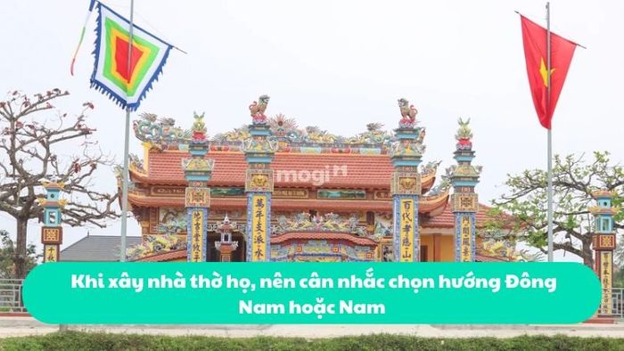 Khi xây dựng nhà thờ họ, nên lựa chọn hướng Đông Nam hoặc Nam để tối ưu về phong thủy.
