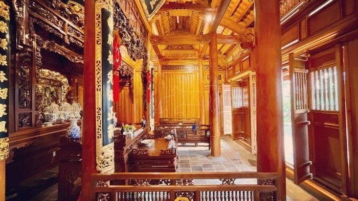 Nên đặt bàn thờ ở vị trí trung tâm trong nhà gỗ ba gian